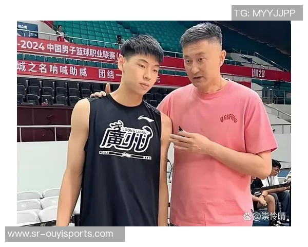 父亲是男篮名将杜锋，母亲是游水健将，杜昆泽的篮球水平怎么？